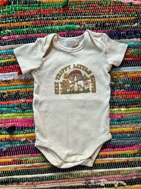 Organic Cream 'Stay Trippy Little Hippie' Baby One-Piece 12-18 MOS
